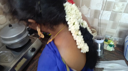 रसोई में गृहिणी और नौकरानी त्रिगुट 1