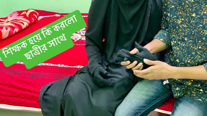 टीचर ने स्टूडेंट की गरीबी का फायदा उठाया और जम कर चुदाई की