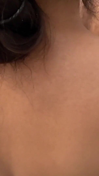 ठरकी देवर अपनी भाभी को नहाते हुए देख रहा था