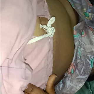 मेरी सौतेली माँ घर पर नहीं थी और सौतेली माँ ने मुझे बुलाया और मैंने उसके स्तन को पकड़ा और उसके नारीत्व को धीरे से चाटा