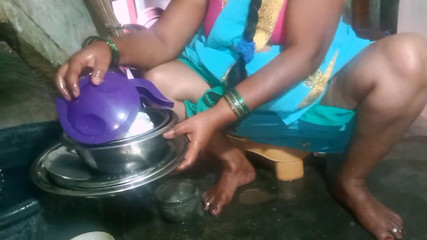 भारतीय पोर्न स्टेपाउंटी भोजन प्लेट की सफाई