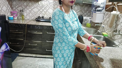 साराभाभी की कसी हुई चूत को किचन में पागलों की तरह चोदने के बाद पड़ोसी लड़के ने साराभाभी को रिझाने के लिए उनसे सेक्सी बातें की साराभाभी फिंग