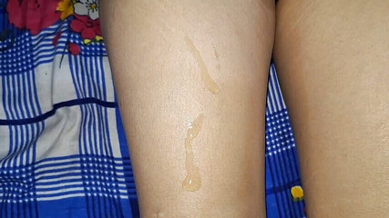 देसी गर्लफ्रेंड की टांगें रगड़ना