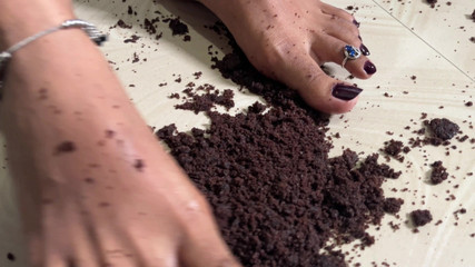 तमिल गुलामों के लिए तमिल मालकिन ममी हॉट सेक्सी स्वादिष्ट फीट केक