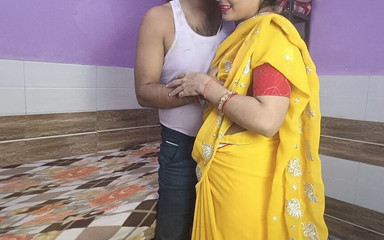 देसी खूबसूरत भाभी ने पड़ोसी देवर को अपने बेडरूम में बुलाया और उससे चुदाई की