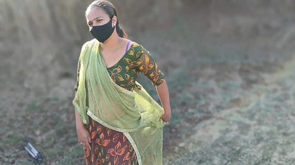 सौतेली बहन को अपने बीएफ के साथ आउटडोर में चोदते हुए पकड़ा गया और उसने अपने सौतेले भाई का वीर्य निकालने में मदद की