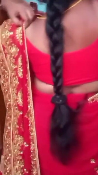 देसी ब्यूटी हाउसवाइफ साड़ी घर में बदल रही है