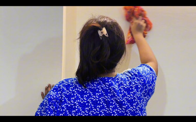 बड़ी गांड वाली गर्म भारतीय सौतेली माँ को सौतेले बेटे ने तब पकड़ लिया जब वह नंगी होकर अपने कमरे को साफ कर रही थी और बिस्तर के नीचे फंसी हुई थी