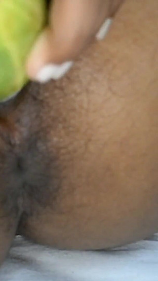 ककड़ी और वाइब्रेटर के साथ मेरा पहली बार - मैंने कैमरे पर बहुत ज़ोर से वीर्यपात किया