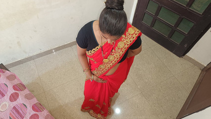 दोस्त की पत्नी ने पंखा ठीक करने के बहाने मुझे बुलाया और पति के साथ सेक्स किया, दोस्त वह बहुत कराह रही थी