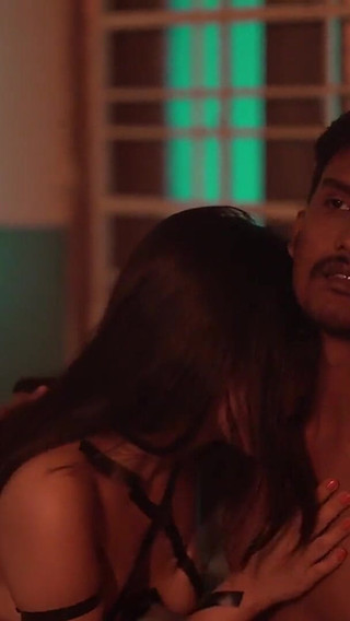 अभ्यास के बाद कार्यक्रम निदेशक के साथ भारतीय सुंदर लड़की की चुदाई! हॉट सेक्स