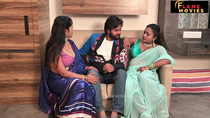 देसी लड़के की गीली चूत के साथ गुल्लक हॉट रोज़ी हार्ड एक्स सेक्स