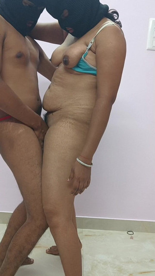 सौतेली बहन और सौतेला भाई सेक्स कर रहे हैं