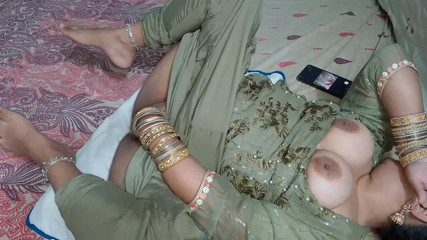 सौतेली माँ अपने सौतेले बेटे के साथ कठिन सेक्स की कल्पना करती है