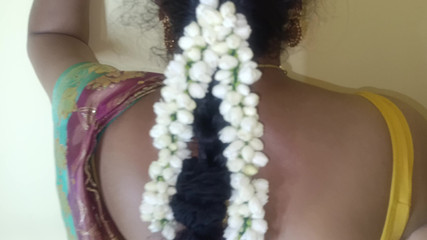 नवविवाहित महिलाएं अपनी सुंदर संरचना दिखा रही हैं