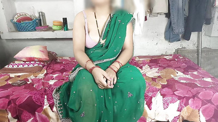 सुंदर युवा कामुक सौतेली बहन ने अपने हाथ में एक कंडोम लिया और उसे अपने सौतेले भाई के लिंग पर लगाया और कहा कि मुझे चोदो