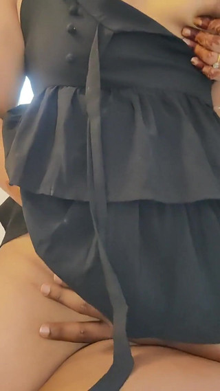 काली पोशाक वाली गर्लफ्रेंड की सवारी दक्षिण भारतीय लड़का