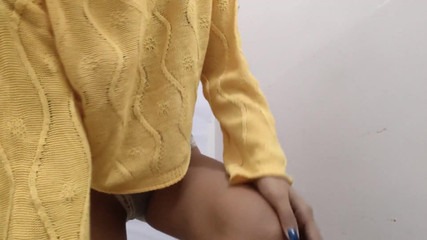 नेपाली गांव की पत्नी गीली चूत में उंगली कर रही है।