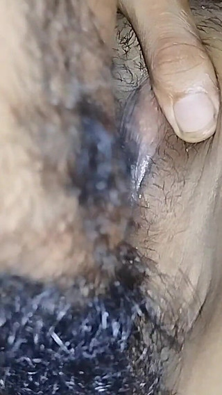 18 साल की हॉट इंडियन गांव की लड़की की चुदाई बड़े लंड वाले लड़के के साथ।