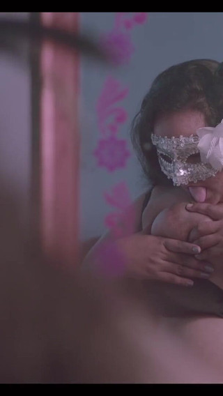 सौतेली लड़की घर में प्रलोभित होती है लेकिन कोई भी उसे पकड़ नहीं पाता है फिर वह उंगली करना शुरू कर देता है