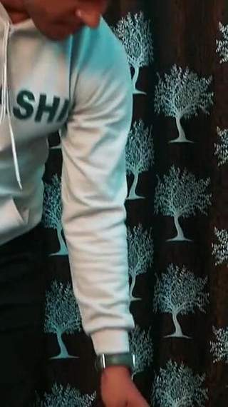 एक हताश पत्नी को एक मसाज बॉय से यौन संतुष्टि की आवश्यकता है