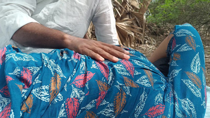 तलाकशुदा सौतेली माँ के साथ आउटडोर चुदाई