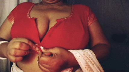 सेक्सी लड़की ओपन ब्लॉज प्रेस स्तन निपल और निपल चुटकी रगड़ना दिखाते हैं