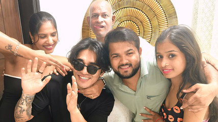 भारतीय देसी समूह में समूह गैंगबैंग में सेक्स करते हुए हार्ड कॉक द्वारा चोदना