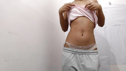 खूबसूरत किशोर आपके लिए कड़ी मेहनत करता है