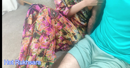 भारतीय मिल्फ फर्श पर रोमांटिक सेक्स करती है और ऑफिस के लड़के के साथ क्रीमयुक्त हो जाती है