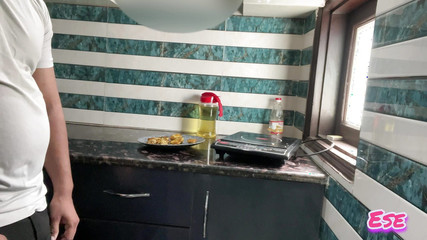 स्टेपाउंटी के स्तन रसोई में चूसे गए