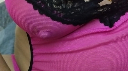 सेक्सी बेबी अपनी गर्म बिल्ली और शरीर के यौन अंग गर्म निपल छोटे बिल्ली स्तन में उंगली कर रही है