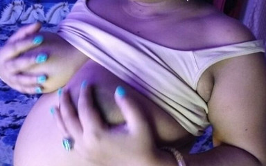 ऑनलाइन सेक्स में लड़की गर्म हो जाती है और अपने नौकर का लंड पकड़ कर नंगी हो जाती है और उससे सेक्स करवाती है।