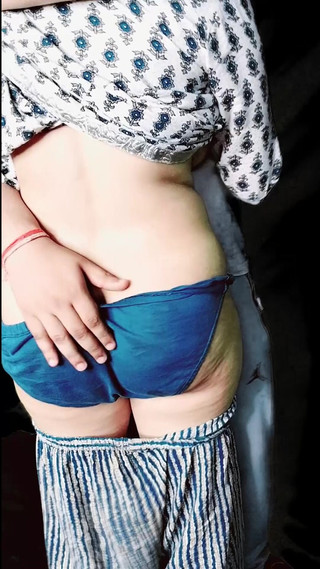 पूर्व प्रेमिका प्रेमी के साथ खेलती है