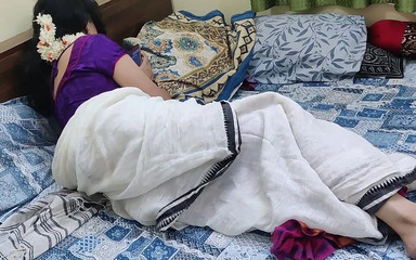 पति ने सेक्सी देसी मल्लू पत्नी को साड़ी में हस्तमैथुन करते हुए पकड़ा और सेक्स किया