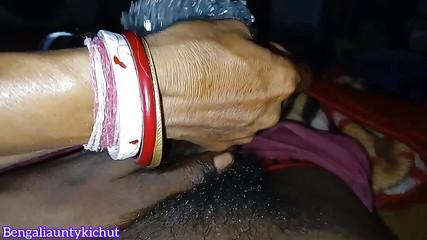 मैंने अपनी सौतेली माँ के साथ रात के 3 बजे सेक्स किया