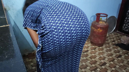 सौतेले बेटे ने सौतेली माँ के साथ छेड़खानी की और कड़ी चुदाई की, जबकि उसकी पत्नी घर में नहीं थी