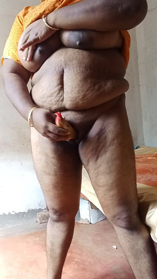 महिला पागल होकर केला खा रही है