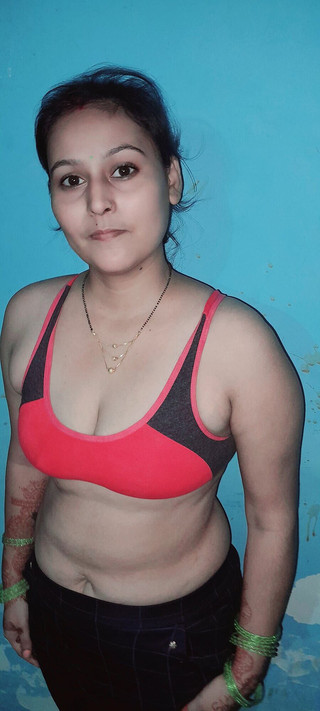 हॉट मसाज पूजा अपनी चूत में उंगली कर रही है