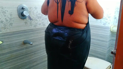 सऊदी मुस्लिम बड़े स्तन और बड़ी गांड वाली सेक्सी 35 वर्षीय पड़ोसी के साथ सौतेली लड़की