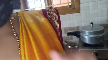 सौतेली बहन रसोई में चुदाई के साथ गृहिणी