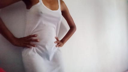 युवा भारतीय लड़की को अपने स्तनों के साथ खेलने के लिए आकर्षित करें - 3