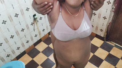 मल्लू लड़की बाथरूम में खेल रही है