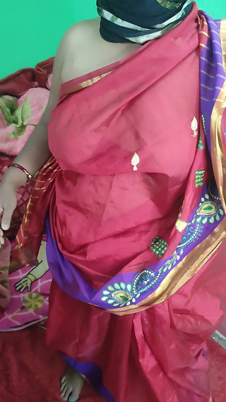 भारतीय सुडौल भाभी रे शेरी में नृत्य करती हैं और अपना नग्न शरीर दिखाती हैं