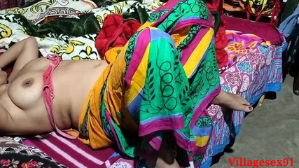 हरी साड़ी में घर का बना बौडी चुदाई