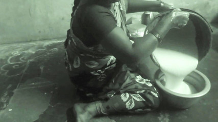 युवा लड़के के ऑडियो में तमिल स्टेपाउंटी स्तन दबाते हुए