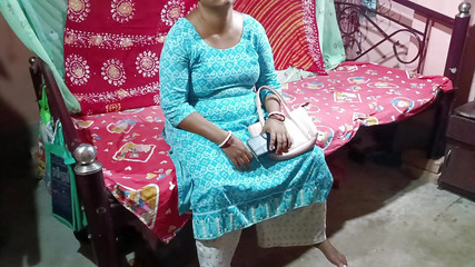 डेली कलेक्टर महिला एजेंट सीनियर के साथ सेक्स कर रही है