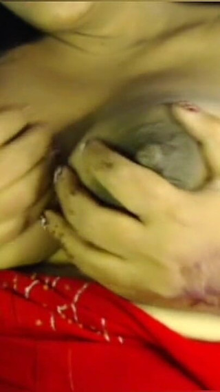 सेक्सी लड़की क्लोज़अप निपल चाटते हुए बड़े स्तन बजाती हुई।