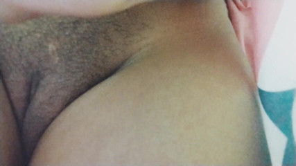 अकेली लड़की ने आग बुझाने के लिए अपनी उंगली बाहर निकाली