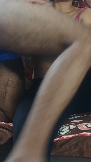 शादीशुदा महिलाएं सोफ़े में हार्ड चाट का आनंद ले रही हैं